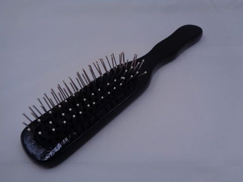 Haarbürste, Holz, Drahtborste mit Noppen, Form länglich, Farbe schwarz