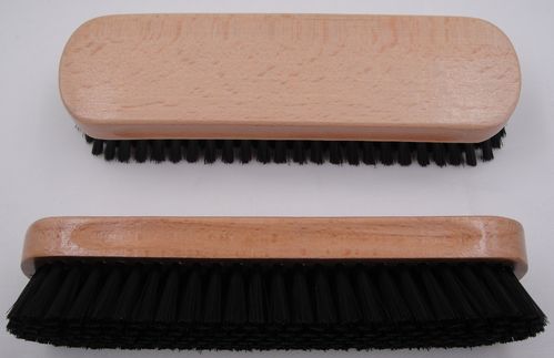 Universal / Kkleiderbürste  Lackierter  Holzkörper mit dunkler Kunststoffborste